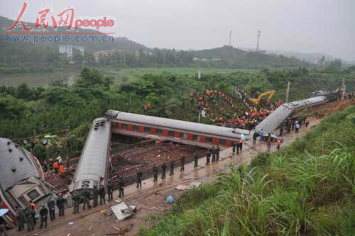 河南突发山体滑塌事件，铁路线路遭埋，交通严重受阻——现场紧急救援与影响评估