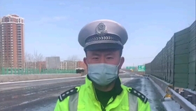 交警强光照眼事件，地方回应与影响探讨