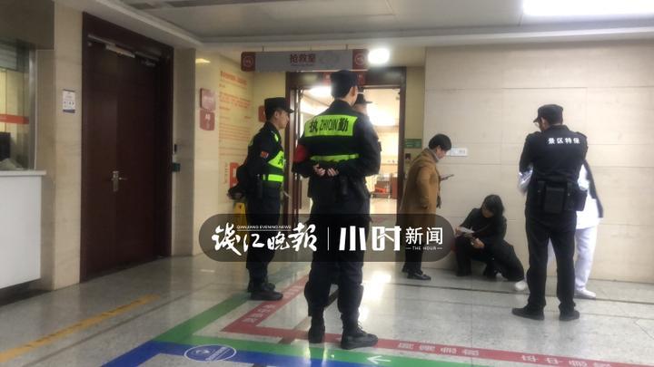 警方通报，疑似家暴事件在急诊室发生，两男子涉嫌暴力对待两女子