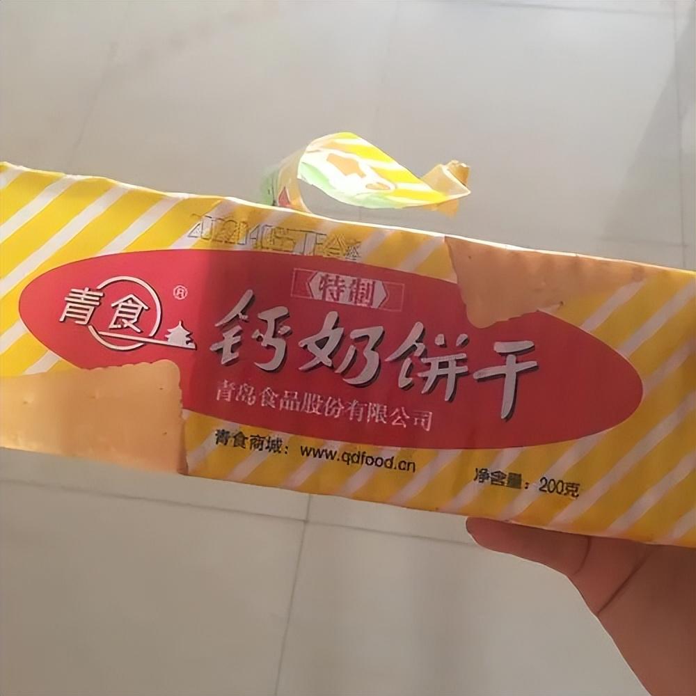 山东女生携钙奶饼干归家过年，传统与情感的温馨交融