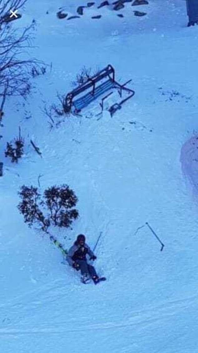 惊魂瞬间，孩童滑雪缆车高空坠落