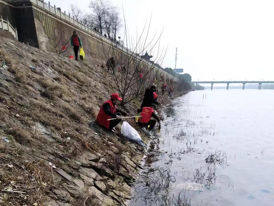 湖北往河里撒钱事件揭秘，背后的故事与地方回应