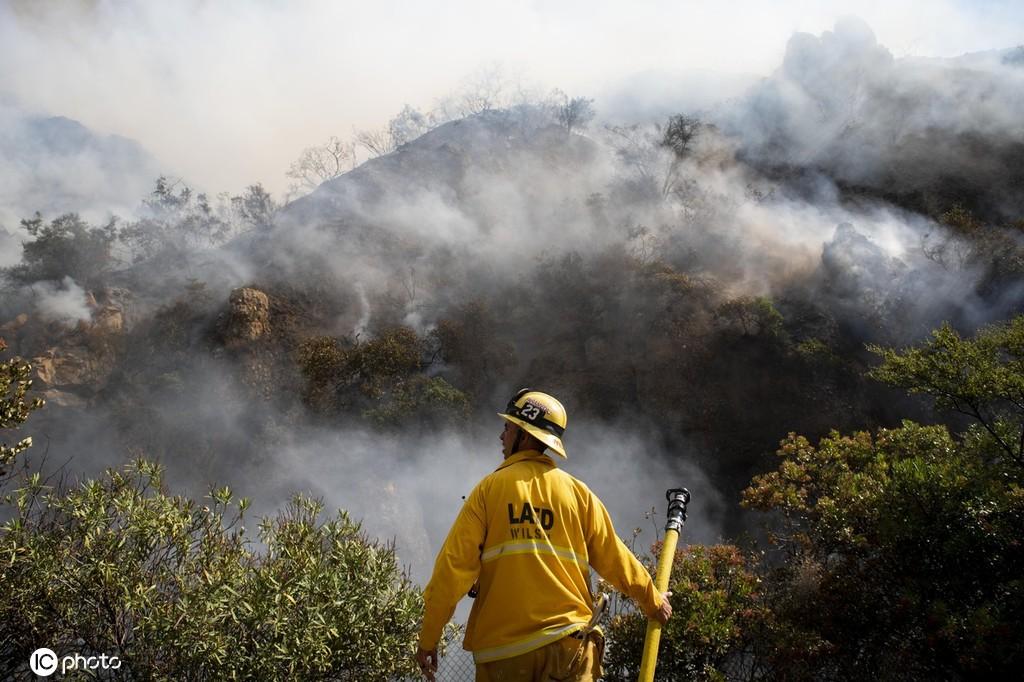 洛杉矶山火肆虐致24人死亡，大规模火灾蔓延引发紧急警报