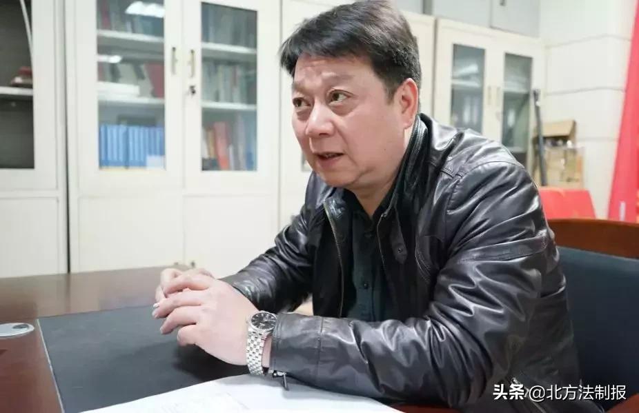 货车货物上摞四辆轿车引发高速安全与效率考验