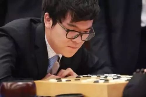 柯洁荣获世界围棋九冠王，荣誉背后的深度解读