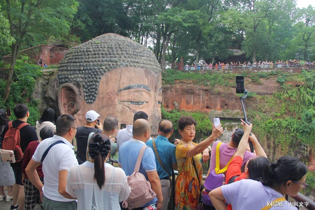 乐山大佛祈福池百元钞票遭扒走事件，背后的反思与启示