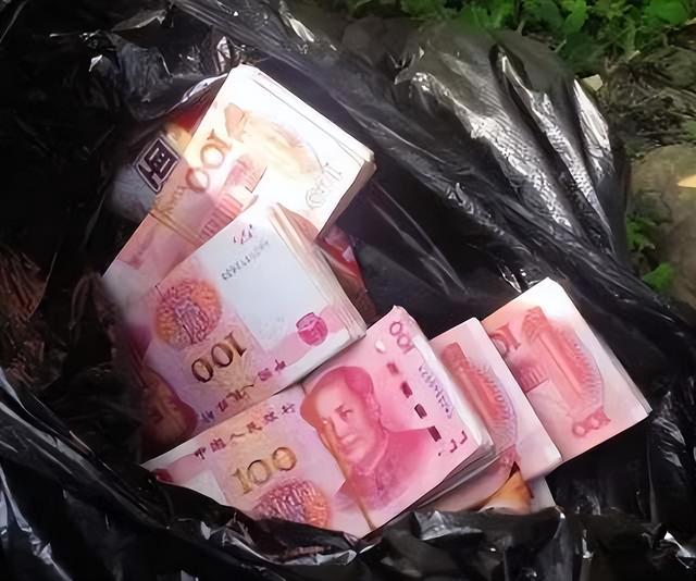 女生奶茶袋中发现百万现金秘密