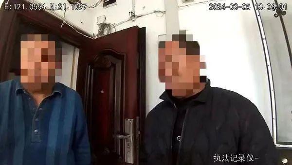 男子入室盗窃遭遇房主惊险瞬间，狭路相逢，危机一触即发