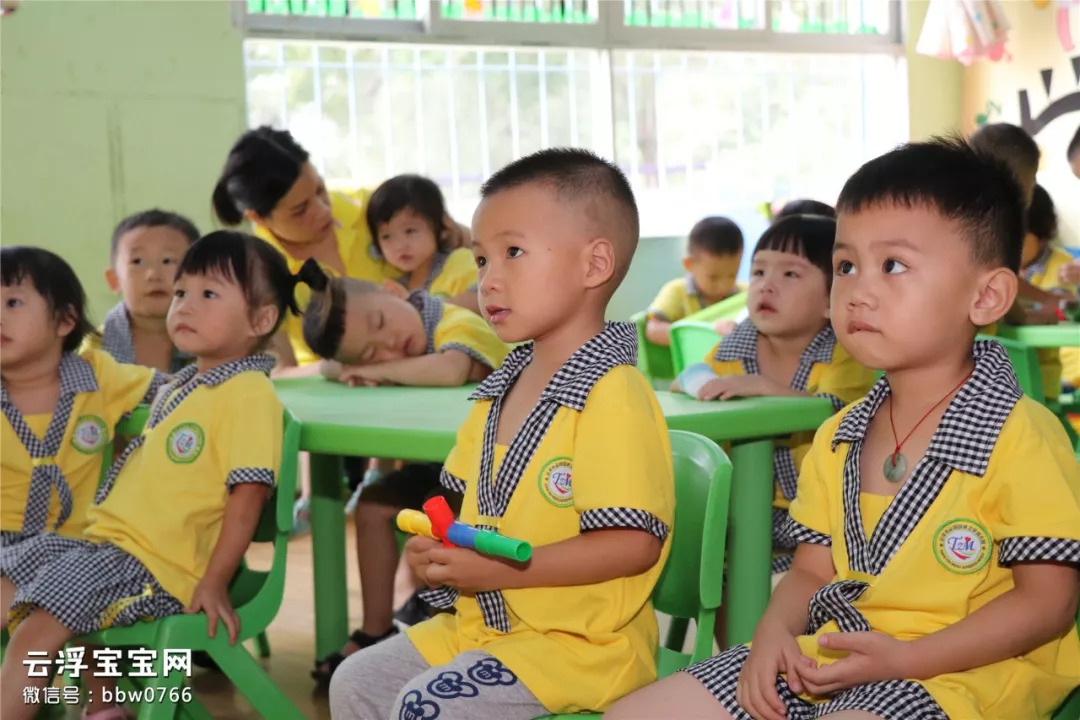 幼儿园开学首日的热闹与期待，新生涌动与希望启航